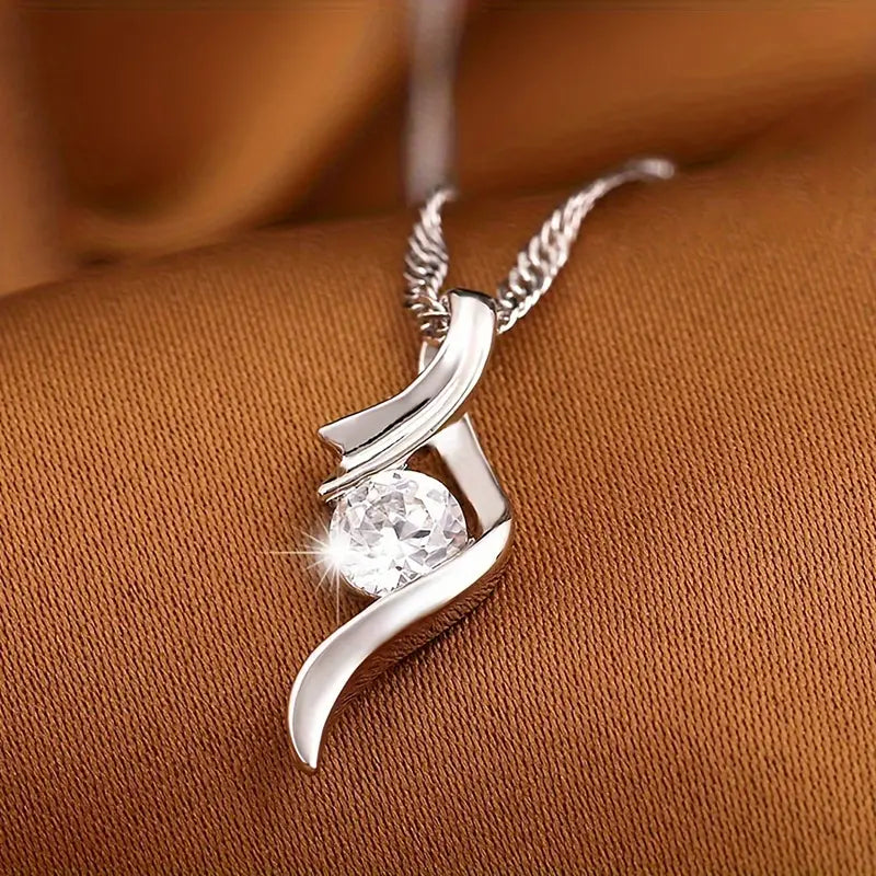 Women's Elegant Hollowed-out Teardrop Pendant Necklace.