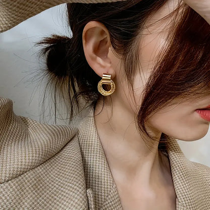 New Temperament Simple Earrings Fashion Ins Cold Wind Earrings.