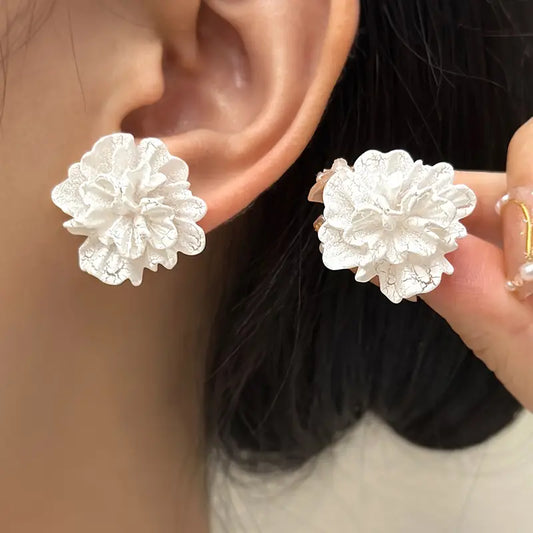 Chic White Floral Stud Earrings for Women - Vintage & Minimalist Style.