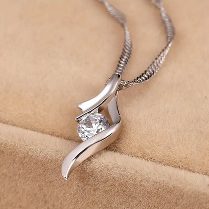 Women's Elegant Hollowed-out Teardrop Pendant Necklace.