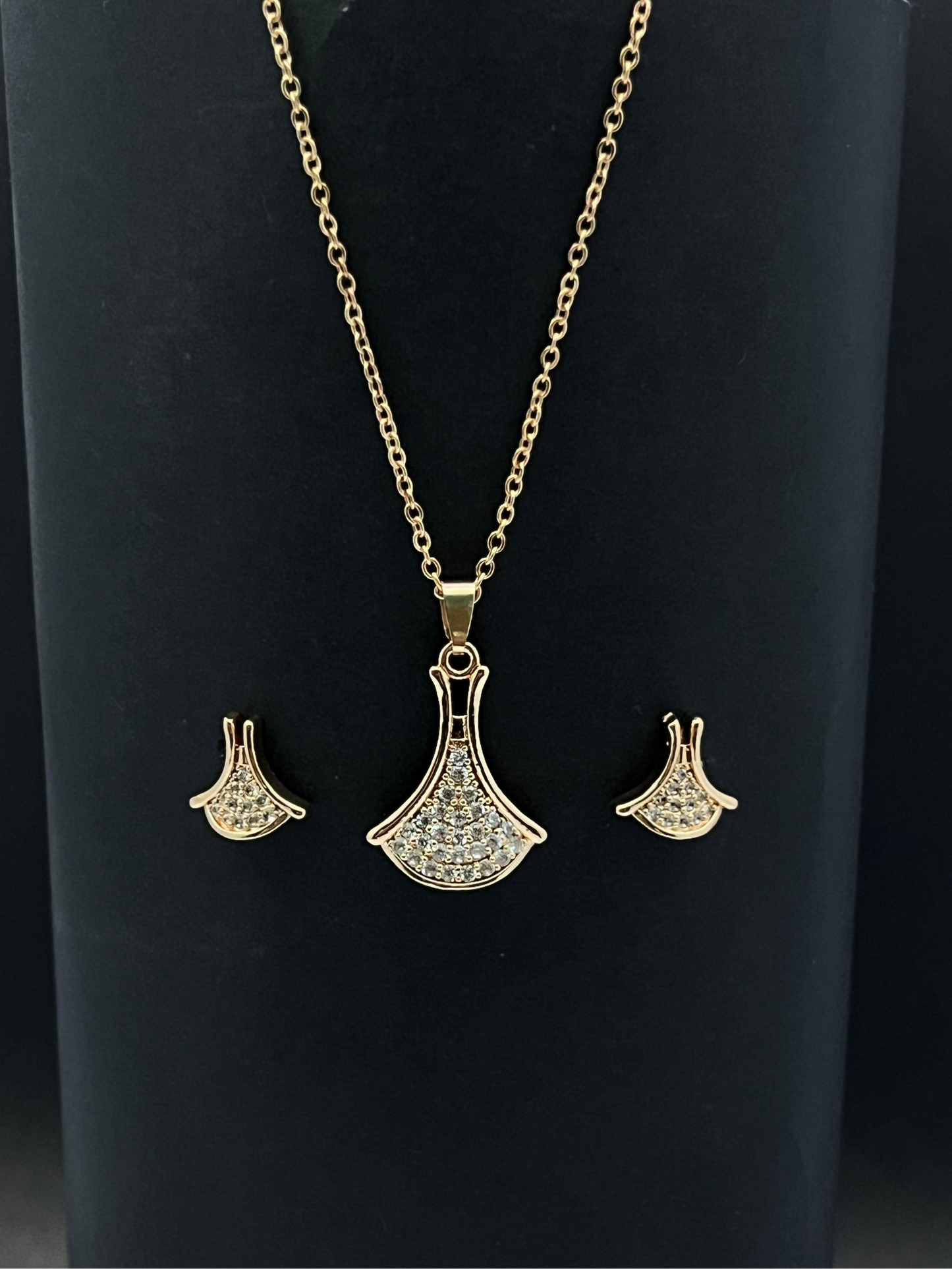 Elegant Pendant Necklace set